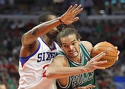 Joachim Noah, durante un momento del partido./Jeff Haynes (Reuters)