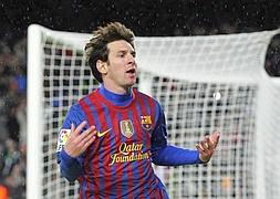Messi celebra uno de sus tres goles al Granada. / Efe