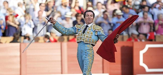 El Fundi se despide de la afición tras matar a su segundo toro. / Eduardo Abad (Efe)