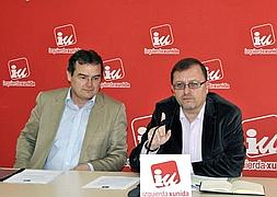 El coordinador general de IU en Asturias, Jesús Iglesias, junto al secretario de Organización y Finanzas, Ángel González. / Efe