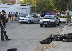 Policías inspeccionan el lugar donde han sido hallados los cadáveres. / Foto: Efe | Video: Atlas