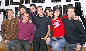 Ocho presuntos miembros del joven grupo separatista Segi posan tras participar en una rueda de prensa de Askatasuna./ Archivo