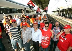 Protesta de los sindicatos ferroviarios en una estación de tren. / Foto: Avelino Gómez