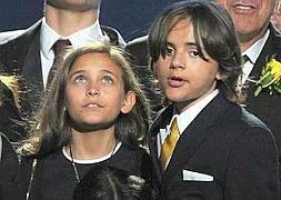 Paris y Prince Michael, dos de los hijos de Michael Jackson. / Reuters