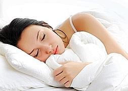 Una mujer durmiendo la siesta. / Archivo
