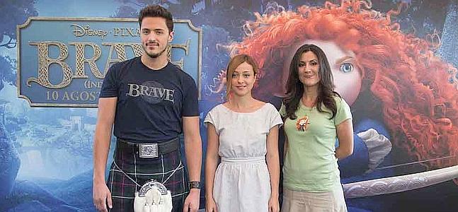 Ramiro y Carolina López Dau, junto a la cantante Russian Red (c), en la presentación de 'Brave. / Vídeo: Óscar Chamorro