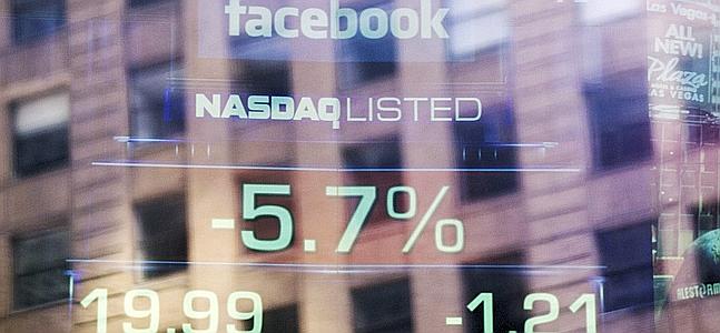 La caída de la cotización de Facebook, reflejada en una ventana del edificio del Nasdaq. / Lucas Jackson (Reuters)