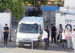 El furgón de la Policía Nacional que traslada a José Bretón sale del interior de la finca de Las Quemadillas. / Salas (Efe)