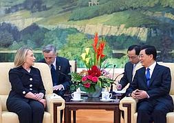 Clinton en su encuentro con Hu Jintao. / Reuters