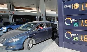 Panel con los precios de los carburantes en una gasolinera. / Kiko Huesca (Efe)