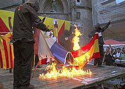 Independentistas catalanes, durante la quema de banderas. / Alejandro García (Efe)