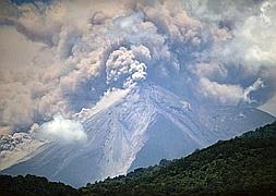 El volcán el Fuego lleva horas expulsando ceniza. / Efe