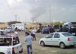 Ambulancias y socorristas acuden a la refinería de Pemex incendiada. / Efe | Atlas