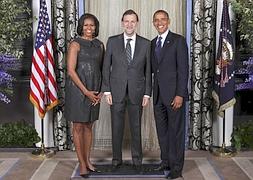 Rajoy posa junto a Barack y Michelle Obama. / Efe