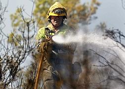 Un brigadista lucha contra el fuego. / Kai Försterling (Efe)
