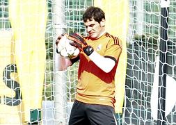 El portero, durante el último entrenamiento antes de viajar a Ámsterdam para enfrentarse al Ajax. / Hicham Ferchi (EFE)