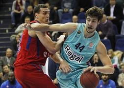 Tomic (de) bota un balón ante un rival del CSKA./Yuri Kochetkov (Efe)