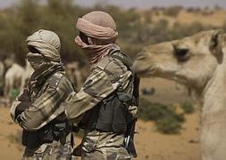 Dos soldados del Ejército de Malí. / Joel Saget (Afp)