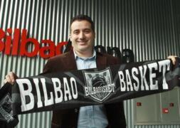 Rafa Pueyo, durante su presentación como nuevo técnico del Bilbao Basket. / Efe
