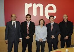 Alfonso Nasarre (primero por la izquierda), junto a otros directivos radiofónicos, en 2008. / Efe