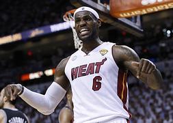 Lebron celebra la victoria de los Heat./ Ap