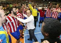 Dujshebaev (c) celebra  la victoria en la Copa del Rey en 2012./ Efe