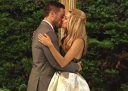 Pascual y Corina sellan su amor con un beso. / Foto: Cuatro