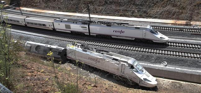 El tren siniestrado, junto a otro en funcionamiento tras la reapertura de la vía. / Efe | Atlas