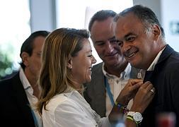 María Dolores de Cospedal pone un pin de Madrid 2020 a Esteban González Pons. / Foto: Efe | Vídeo: Atlas