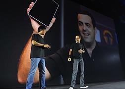 Lei Jun y Hugo Barra, en la presentación del último móvil de Xiaomi. /Reuters