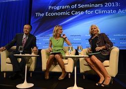 Lagarde (FMI), Jim Yong Kim (Banco Mundial) y la moderadora Kathrine Switzer, en Washington. / Efe