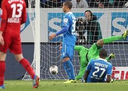 Kiessling se lamenta por su error mientras el balón se cuela en la portería del Hoffenheim. / Reuters