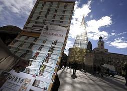 Una serie de décimos en la Puerta del Sol de Madrid. / Efe