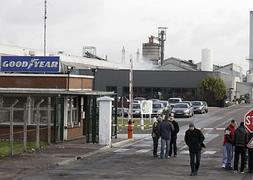 Vista de la entrada de la planta de Goodyear en Amiens. / Pascal Rossignon (Reuters)