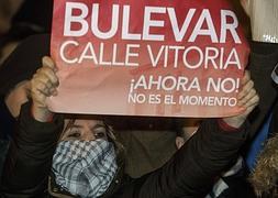 Uno de los vecinos de Gamonal protesta con una pancarta. / Santi Otero (Efe)