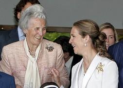 La madre de Jaime de Marichalar, junto a la infanta Elena, en 2009. / Archivo