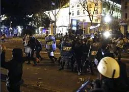 Policías antidisturbios intervienen en la Plaza de Colón. / Efe | Vídeo: Atlas