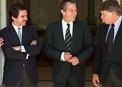 Leopoldo Calvo Sotelo, José María Aznar, Adolfo Suárez y Felipe González, en el Palacio de La Moncloa en 1997. / Efe