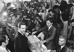 Adolfo Suárez vota en las elecciones generales del 15 de junio de 1977. / Manuel Sanz Bermejo