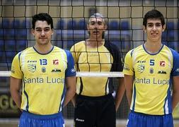 Javier Sánchez Jover (d) y Rafa Pascual (i) posan en una pista de voleibol. / Ángel Medina G. (Efe)