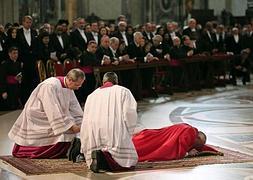 el Papa ha repetido el gesto de tumbarse a rezar. / EFE