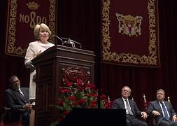 Esperanza Aguirre, presidenta del PP de Madrid, ofreció el pregón taurino con el que se abre la temporada en Sevilla. / Foto: Efe