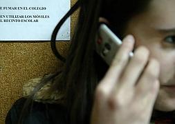 Una joven habla con su teléfono móvil. / Archivo