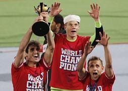 Javi Martínez levanta el trofeo del Mundial de Clubes de la pasada edición de 2013. / REUTERS