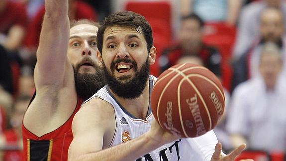 Mirotic realiza un pase.