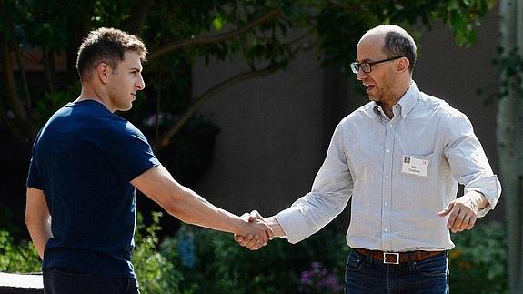 El CEO de AirBnb, Brian Chesky, a la izquierda, saluda al CEO de Twitter, Dick Costolo. 