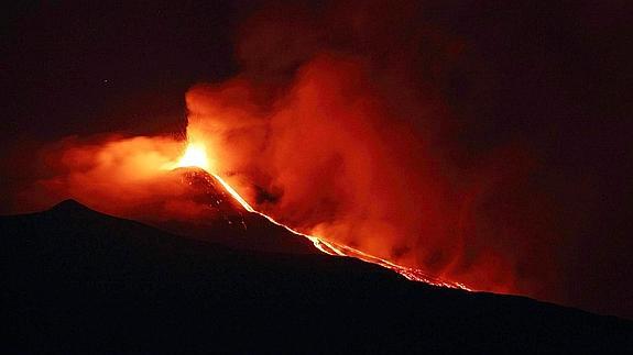 El volcán Etna entra en erupción.