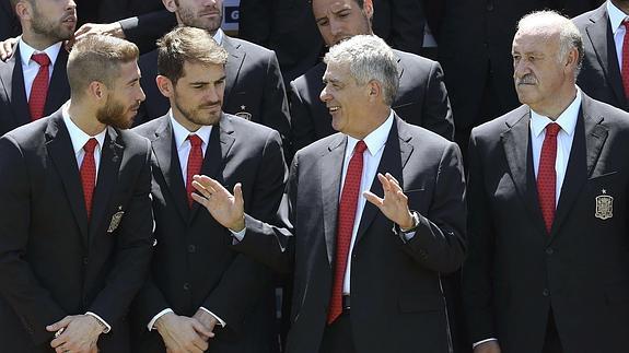 Ángel Mª Villar charla con miembros de la selección española. 