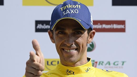 Contador saluda en el podio del Dauphiné. 