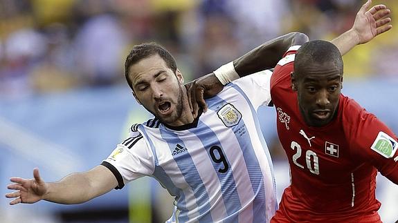 Higuaín (i), pelea por el balón con un jugador suizo. 